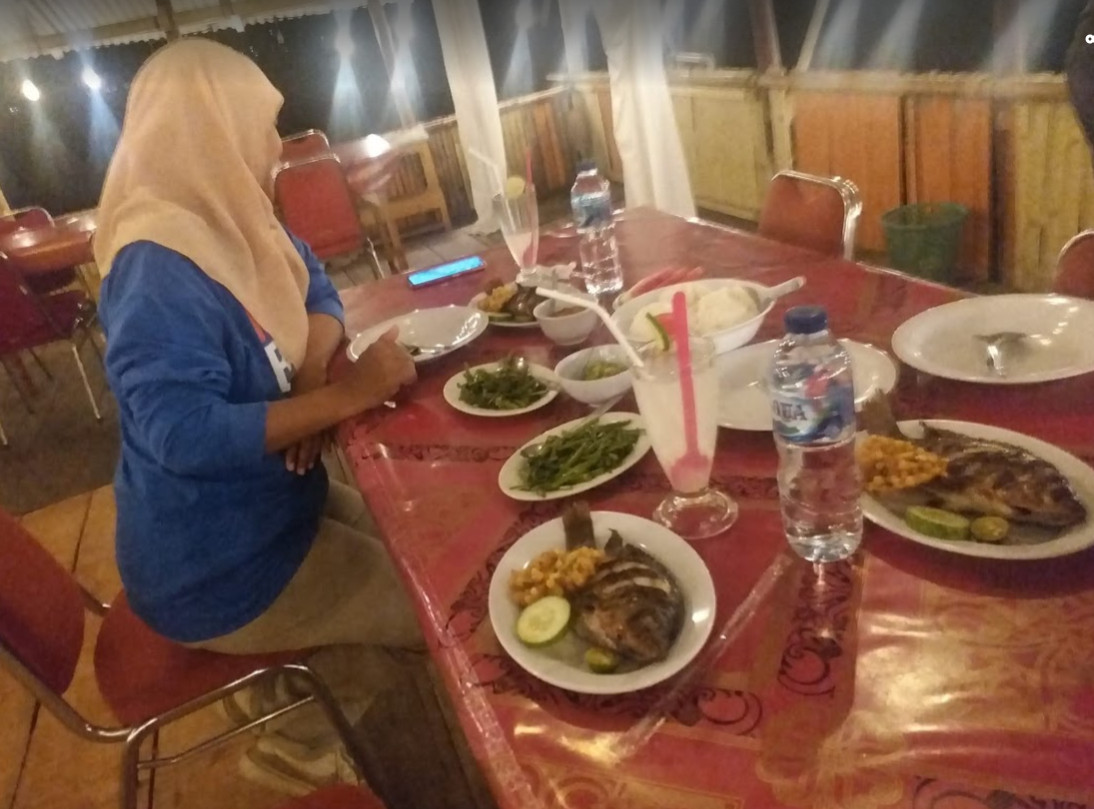 makan malam di resto pemandangan baru