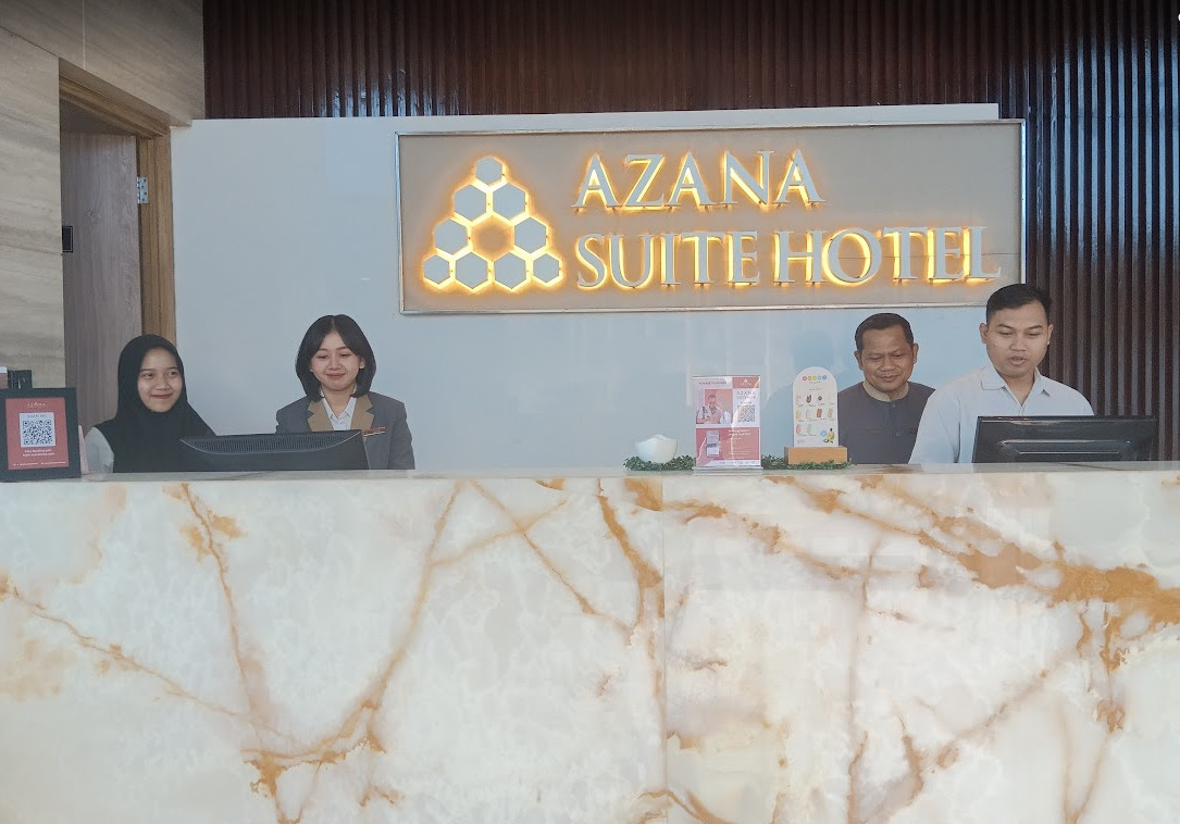 resepsionis azana suite hotel